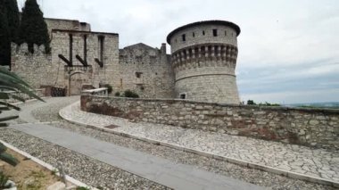 Brescia Kalesi, asma köprü ve kule, Lombardy, İtalya.