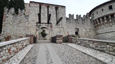 Brescia Kalesi, asma köprü ve kule, Lombardy, İtalya.