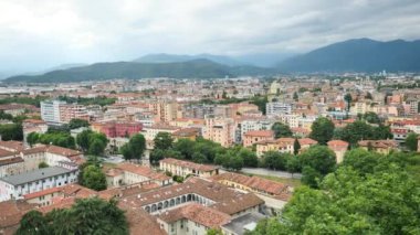 Tarihi kaleden şehrin üzerindeki Brescia manzarası. Lombardy, İtalya