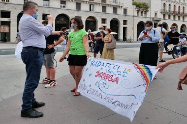  25 Haziran 'da Brescia, Lombardy, İtalya' da VIttoria Meydanı 'nda okul protestosu