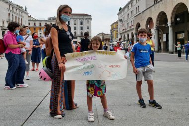  25 Haziran 'da Brescia, Lombardy, İtalya' da VIttoria Meydanı 'nda okul protestosu