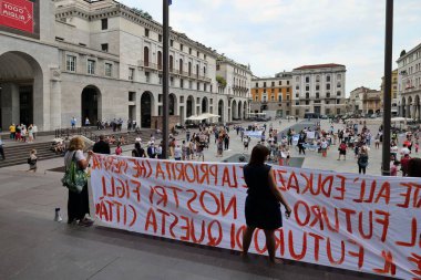  25 Haziran 'da Brescia, Lombardy, İtalya' da VIttoria Meydanı 'nda okul protestosu