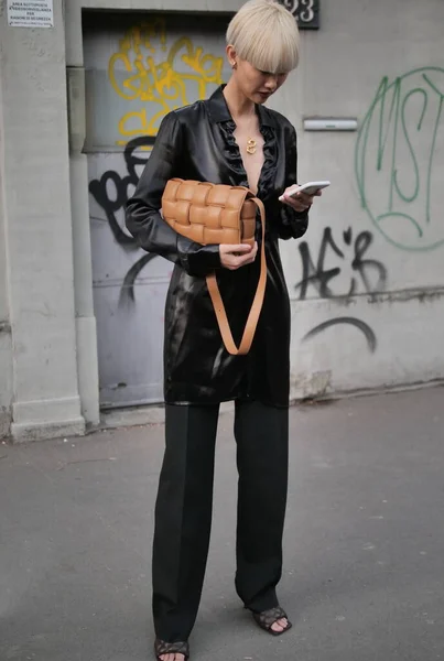  Milano moda haftası 2020 / 2021 'de Bottega Veneta defilesinden önce moda blogcusu sokak tarzı kıyafet