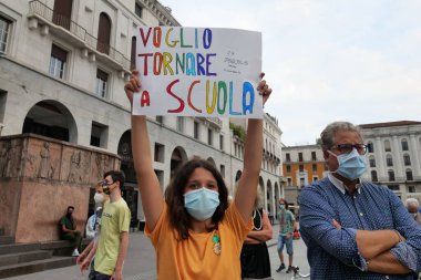  25 Haziran 'da Brescia, Lombardy, İtalya' da VIttoria Meydanı 'nda okul protestosu
