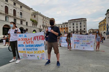  25 Haziran 'da Brescia, Lombardy, İtalya' da VIttoria Meydanı 'nda okul protestosu