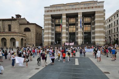  25 Haziran 'da Brescia, Lombardy, İtalya' da VIttoria Meydanı 'nda okul protestosu