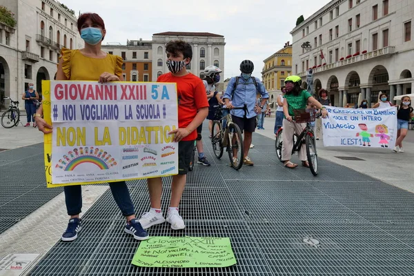  25 Haziran 'da Brescia, Lombardy, İtalya' da VIttoria Meydanı 'nda okul protestosu