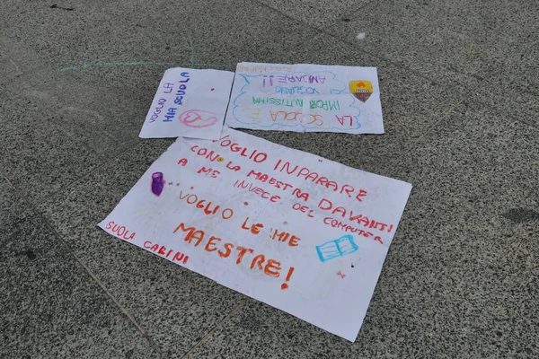  25 Haziran 'da Brescia, Lombardy, İtalya' da VIttoria Meydanı 'nda okul protestosu