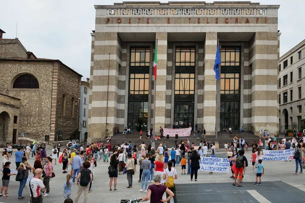  25 Haziran 'da Brescia, Lombardy, İtalya' da VIttoria Meydanı 'nda okul protestosu