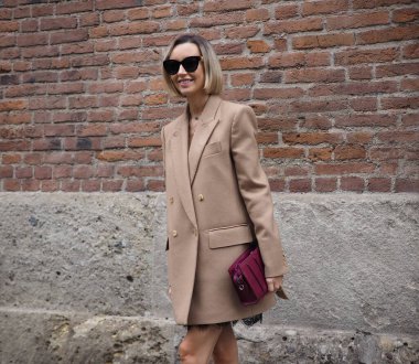 Milano Moda Haftası 'nda Max Mara Moda Şovu sırasında moda blogcusu sokak stili kıyafetleri 2020 / 2021 Kış koleksiyonları.