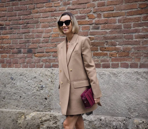 Milano Moda Haftası 'nda Max Mara Moda Şovu sırasında moda blogcusu sokak stili kıyafetleri 2020 / 2021 Kış koleksiyonları.