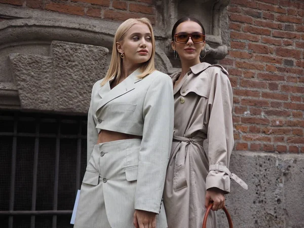 Moda blogcuları, Milan Moda Haftası 'nda Max Mara Moda Şovu sırasında sokak stili kıyafetleri / Kış 2020 / 2021 koleksiyonları.