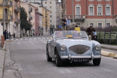 1000 mil, yıllık antika araba yarışı. Brescia 'nın ilk özel sahnesi..