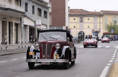 1000 mil, yıllık antika araba yarışı. Brescia 'nın ilk özel sahnesi..