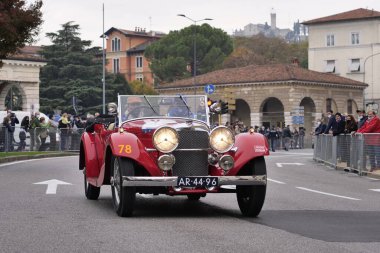1000 mil, yıllık antika araba yarışı. Brescia 'nın ilk özel sahnesi..