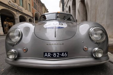 1000 mil, yıllık antika araba yarışı. Brescia 'nın ilk özel sahnesi..