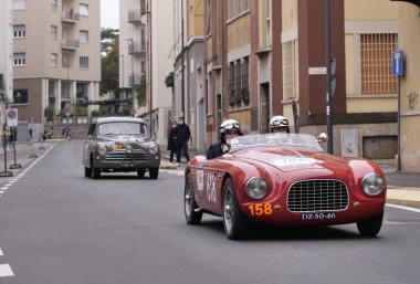 1000 mil, yıllık antika araba yarışı. Brescia 'nın ilk özel sahnesi..