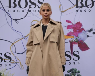 Moda blogcusu Caroline Daur sokak tarzı kıyafet Milano moda haftasında Boss defilesinden önce / Kış koleksiyonları 2020