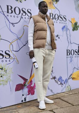 Milan moda haftası / kış koleksiyonları 2020 'de Boss defilesinden önce moda blogcusu sokak tarzı kıyafet