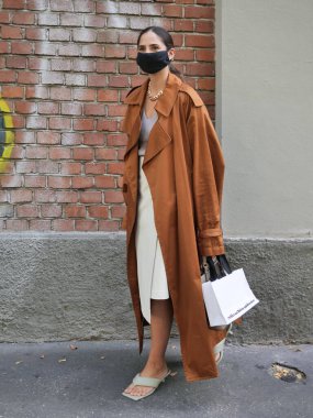 Milan moda haftasında FENDI moda defilesinden önce moda blogger sokak tarzı kıyafet 2020 sonbahar koleksiyonları.