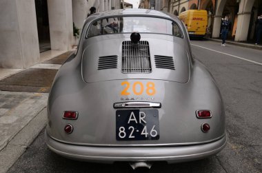  1000 mil, yıllık antika araba yarışı. Brescia 'nın ilk özel sahnesi..