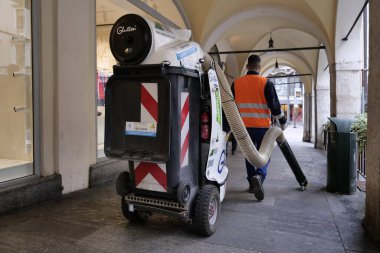 Brescia 'nın atari salonlarında çalışırken daha temiz. 