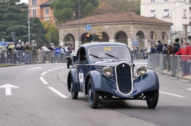  1000 mil, yıllık antika araba yarışı. Brescia 'nın ilk özel sahnesi..
