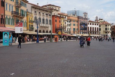 İtalya, Veneto 'daki Verona şehrinde sutyen meydanı.