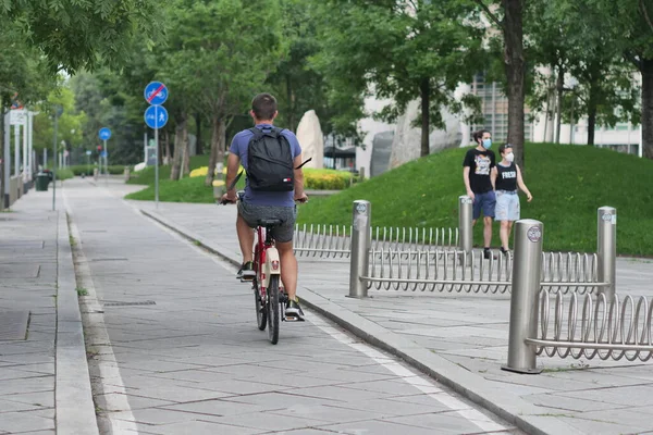 Hombre Bicicleta Las Calles Milán Después Del Cierre Movilidad Ciudad —  Fotos de Stock