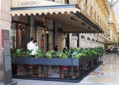 Milan tecritten sonra yeniden açılıyor. Şehir caddeleri arasında bir durum var. Lombardy, İtalya.