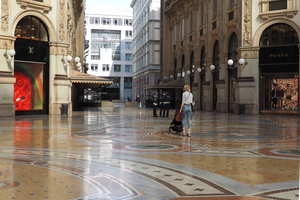 Milan tecritten sonra yeniden açılıyor. Şehir caddeleri arasında bir durum var. Lombardy, İtalya.