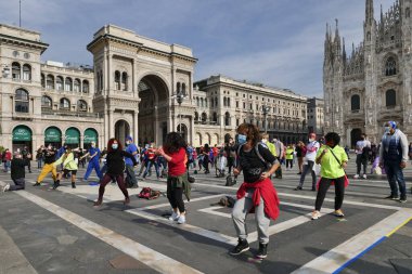 Duomo Meydanı, Milan, İtalya 'daki spor salonu ve sağlık merkezlerinde çalışanların Pasifik protestosu