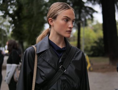 Milan Moda Haftası 'ndaki Sportmax Moda Gösterisinden sonra fotoğrafçılara poz veren Moda Haftası Modeli, 2020 / 2021 koleksiyonları.