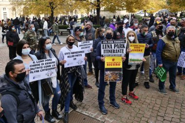 Gösteri ve etkinlik organizatörlerinin ulusal ve bölgesel hükümler ile ilgili eylemleri düzenleyenleri protesto edin..
