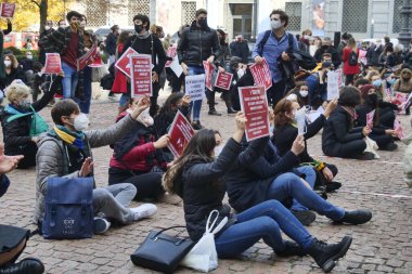 Gösteri ve etkinlik organizatörlerinin ulusal ve bölgesel hükümler ile ilgili eylemleri düzenleyenleri protesto edin..