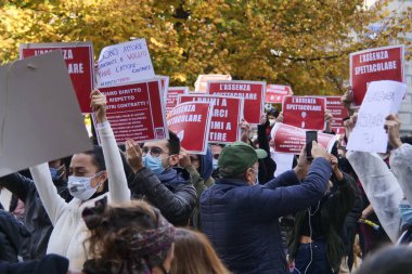 Gösteri ve etkinlik organizatörlerinin ulusal ve bölgesel hükümler ile ilgili eylemleri düzenleyenleri protesto edin..