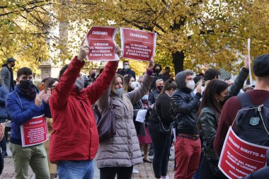 Gösteri ve etkinlik organizatörlerinin ulusal ve bölgesel hükümler ile ilgili eylemleri düzenleyenleri protesto edin..