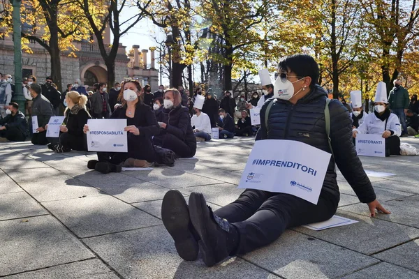 Gösteri ve etkinlik organizatörlerinin ulusal ve bölgesel hükümler ile ilgili eylemleri düzenleyenleri protesto edin..