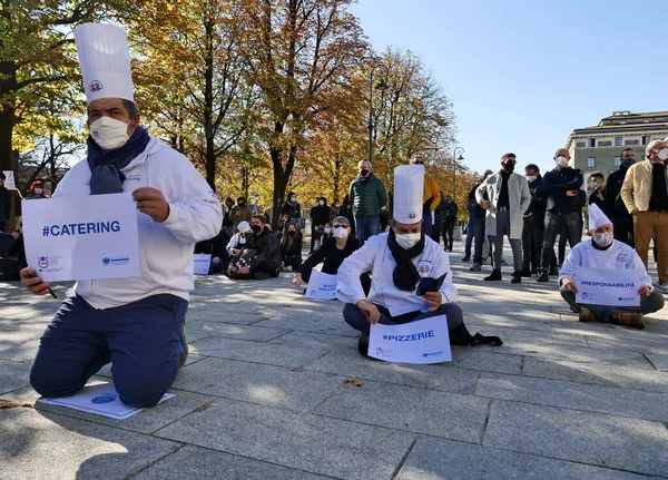 Gösteri ve etkinlik organizatörlerinin ulusal ve bölgesel hükümler ile ilgili eylemleri düzenleyenleri protesto edin..