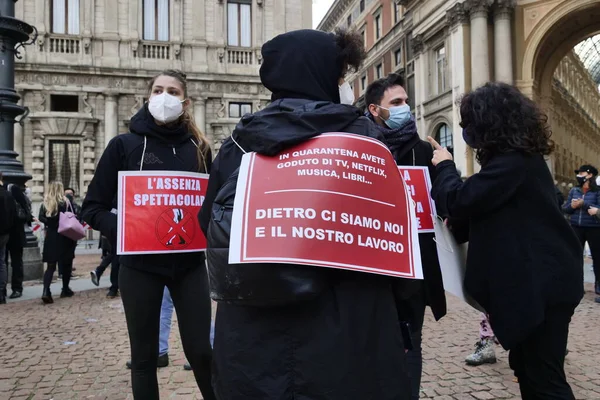 Gösteri ve etkinlik organizatörlerinin ulusal ve bölgesel hükümler ile ilgili eylemleri düzenleyenleri protesto edin..