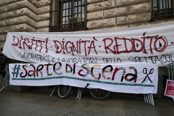Gösteri ve etkinlik organizatörlerinin ulusal ve bölgesel hükümler ile ilgili eylemleri düzenleyenleri protesto edin..