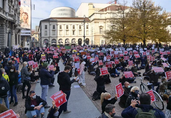 Gösteri ve etkinlik organizatörlerinin ulusal ve bölgesel hükümler ile ilgili eylemleri düzenleyenleri protesto edin..