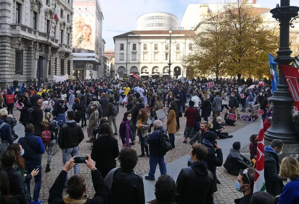 Gösteri ve etkinlik organizatörlerinin ulusal ve bölgesel hükümler ile ilgili eylemleri düzenleyenleri protesto edin..