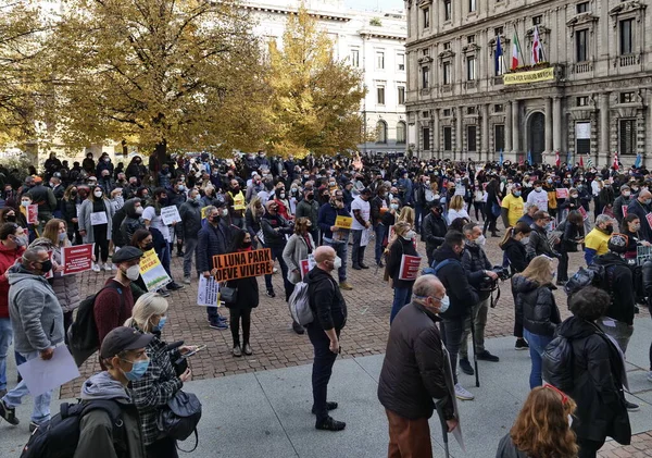 Gösteri ve etkinlik organizatörlerinin ulusal ve bölgesel hükümler ile ilgili eylemleri düzenleyenleri protesto edin..