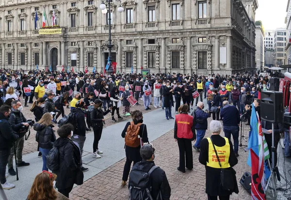 Gösteri ve etkinlik organizatörlerinin ulusal ve bölgesel hükümler ile ilgili eylemleri düzenleyenleri protesto edin..