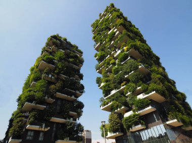 Bosco Verticale - Dikey Orman gökdeleninde balkonlarda büyüyen ağaçlar, Stefano Boeri mimarisi tarafından tasarlandı. Milan, Lombardy, İtalya