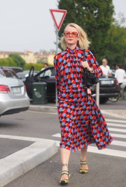 Milan moda haftası / Yaz koleksiyonları sırasında Prada defilesinden önce moda blogcusu sokak tarzı kıyafet