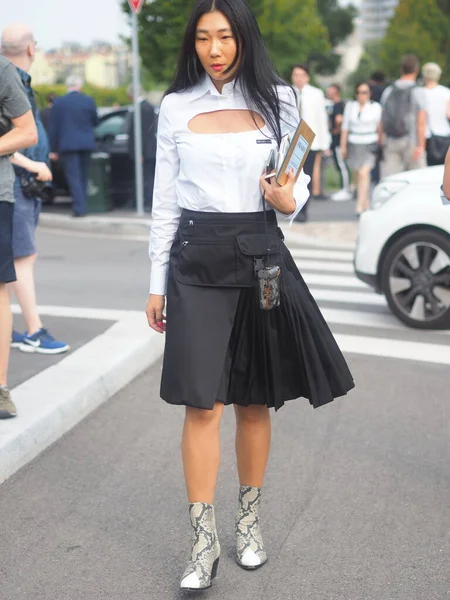 Fashion Blogger Street Tstyle Перед Показом Мод Prada Під Час — стокове фото