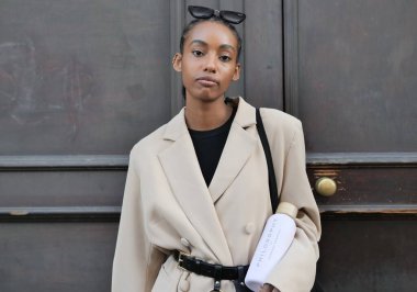 MFW sonbahar / kış 2020 koleksiyonlarında Lorenzo Serafini 'nin filozofiden sonra fotoğrafçılara poz vermesi