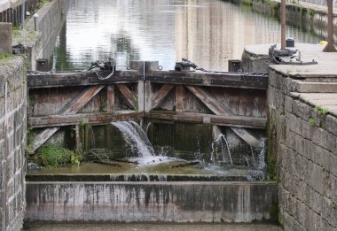  Milan 'da Naviglio Pavese' de şelale, tarihi Leonardo Da Vinci icatları. Milan, Lombardiya, İtalya